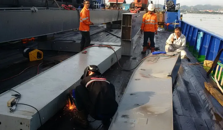 SERVICE Repairs, fabrication and installation 10 jib_crane_repair_2