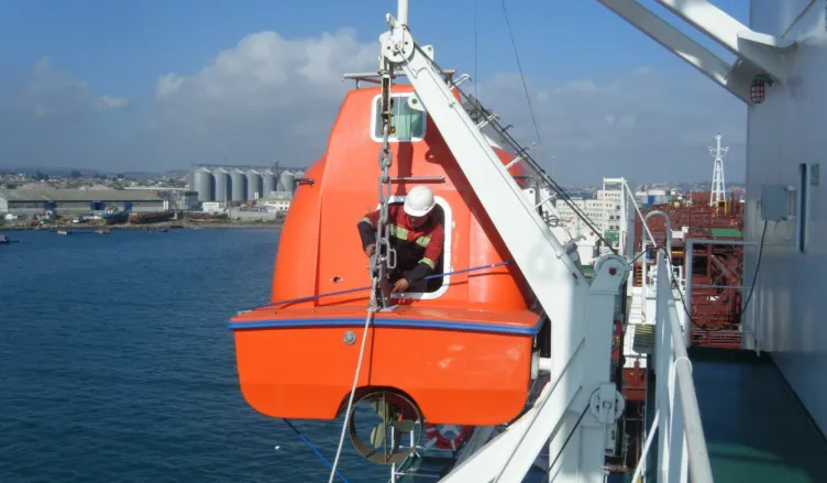 SERVICE Services and Installation 5 lifeboat_insp